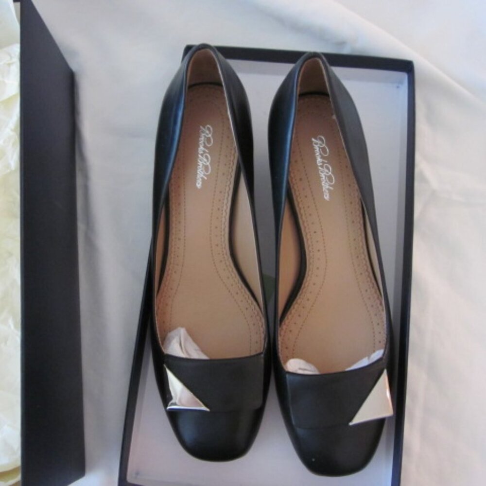 Brooks Brothers womens modern low heel pumps, sz 7.5U,  black with triangle trim - Picture 3 of 8